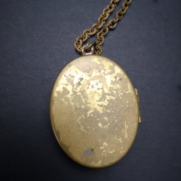 Vintage Victorian Mother of Pearl Black & Gold Tone Cameo Locket - Picture 4 of 5